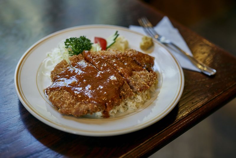 バターライスにカツをのせ、デミグラスソースをかけたどりあんのエスカロップ