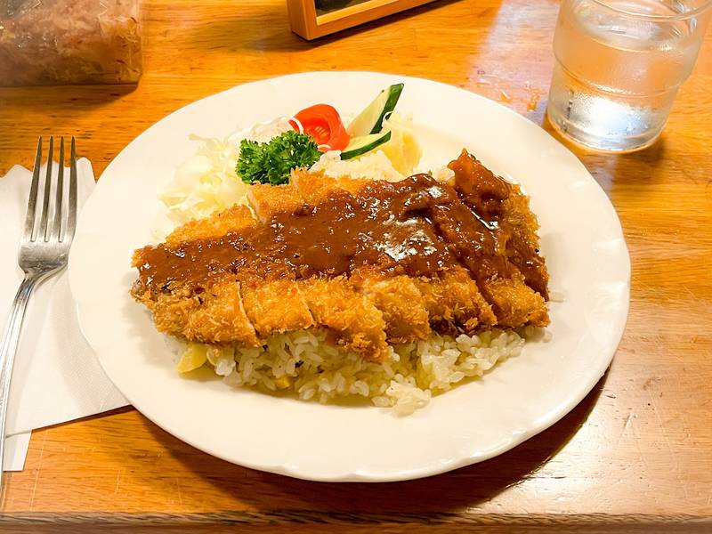 サラダを添えたエスカロップのひと皿