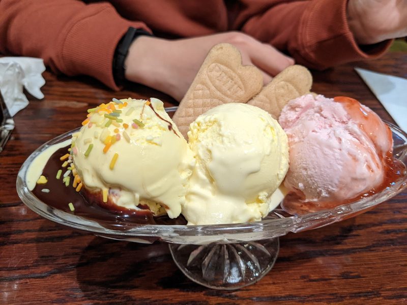 ウエハースを添えたアイスクリームのパフェ