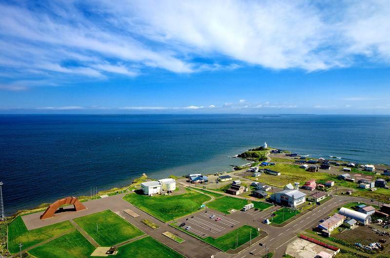 上空から見た根室市の納沙布岬と、その先に広がる海